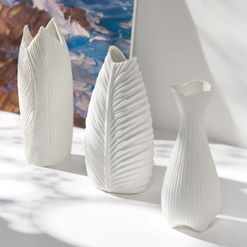 Balta kūrybos paprasta keramikos vaza su džiovintų gėlių šiuolaikinių namų puošybai kambarį B&B apdailos rekvizitai apdaila