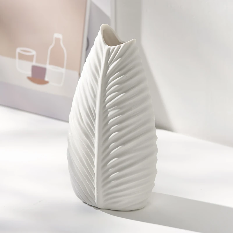 Balta kūrybos paprasta keramikos vaza su džiovintų gėlių šiuolaikinių namų puošybai kambarį B&B apdailos rekvizitai apdaila